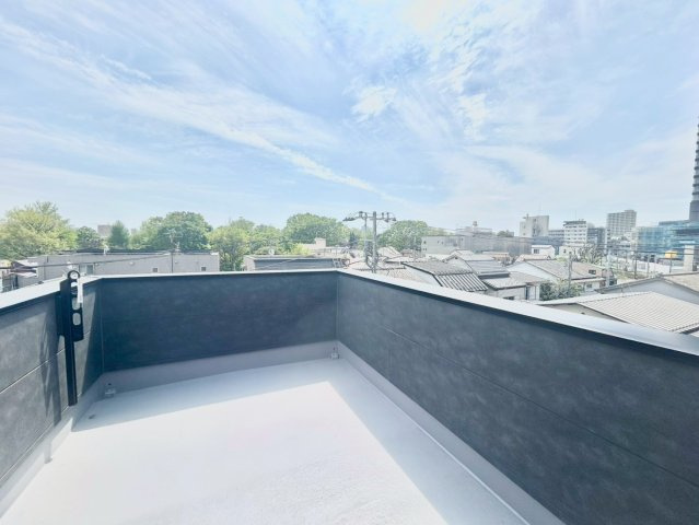 豊島区南池袋4丁目　新築戸建のバルコニー|大きな空に包まれて、太陽の光をたっぷりと浴びながら過ごす毎日は、自然と家族の笑顔で溢れます。

現地ご見学希望・資料請求などお気軽にお問い合わせ下さい！
03-5990-5201