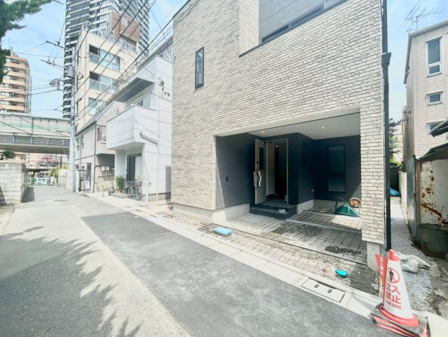 豊島区南池袋4丁目　新築戸建の前面道路含む現地写真|駅徒歩1分の好立地！

現地ご見学希望・資料請求などお気軽にお問い合わせ下さい！
03-5990-5201