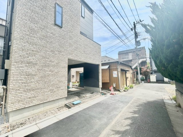 豊島区南池袋4丁目　新築戸建の前面道路含む現地写真|都市機能の利便性と豊かな緑に恵まれた住環境。

現地ご見学希望・資料請求などお気軽にお問い合わせ下さい！
03-5990-5201