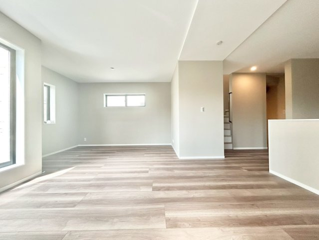 豊島区南池袋4丁目　新築戸建の居間・リビング|窓を多く設けているので陽当たり・通風良好です！

現地ご見学希望・資料請求などお気軽にお問い合わせ下さい！
03-5990-5201