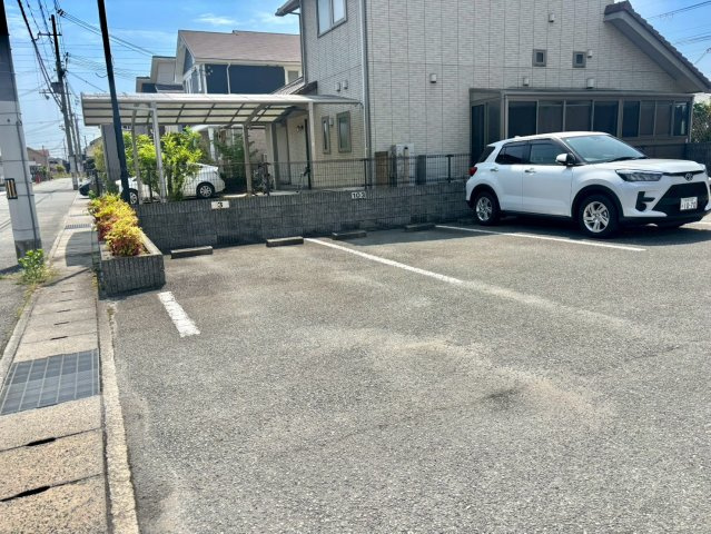 ウィズコートの駐車場