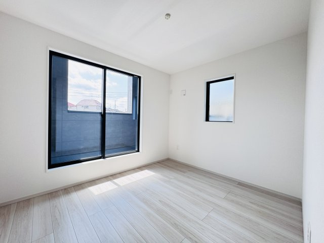 流山市松ケ丘６丁目新築戸建（松ケ丘17期）の子供部屋|7.5帖洋室・南側バルコニー前の明るいお部屋です♪