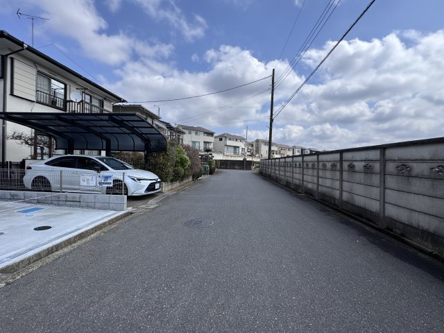 流山市松ケ丘６丁目新築戸建（松ケ丘17期）の前面道路含む現地写真|南側前面道路・幅員約6.1ｍ