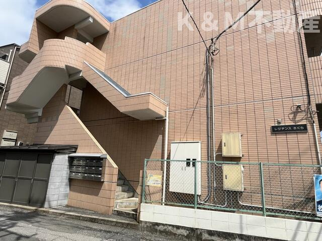 レジデンスさくらのエントランス|落ち着いた雰囲気の外観です
