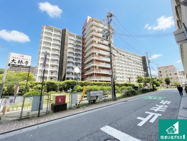 ローズハイツ宝塚の外観|周辺は閑静な住宅街！前面道路広々で車の出し入れも便利です。駐車が苦手な方でも安心して車庫入れできます！