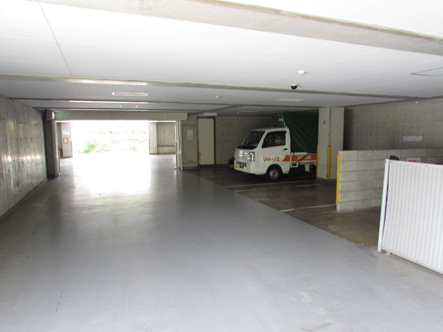 ロイヤルメゾン宝塚南の駐車場
