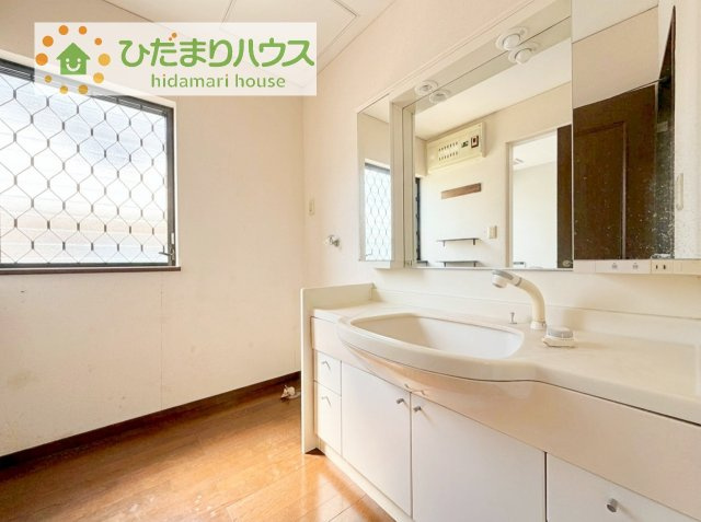 【独立洗面台】 | 下妻市平沼　中古戸建 | 三面鏡の大きな鏡は憧れます(^^♪
鏡の後ろは収納となっていて、細かいものでも収納できるのでスッキリと整理できます！