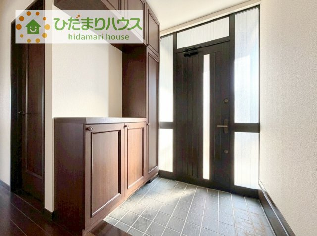 【玄関】 | 下妻市平沼　中古戸建 | スニーカーマニアも納得の天井まであるシューズボックス!(^^)!