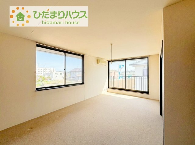 【寝室】 | 下妻市平沼　中古戸建 | バルコニーに面していて、たっぷり光りの入る明るい主寝室です！