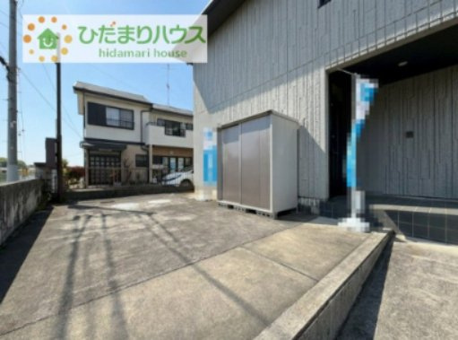 【庭】 | 下妻市平沼　中古戸建 | 物置が設置されているので、カー用品やタイヤなども大量に収納ができます。