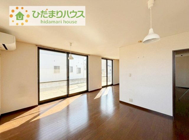 【居間・リビング】 | 下妻市平沼　中古戸建 | お子様が元気に遊べる広々としたリビングです！
