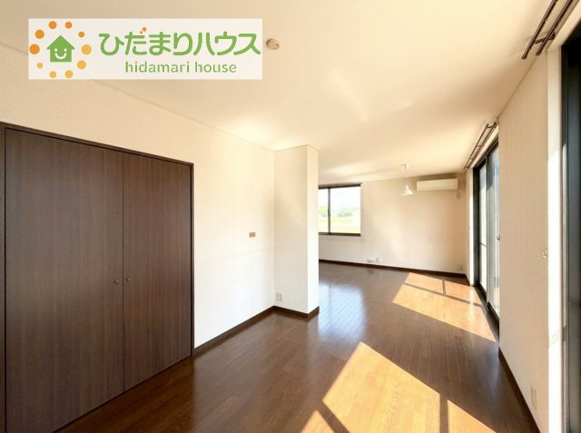 【居間・リビング】 | 下妻市平沼　中古戸建 | リビングの大きな窓からは、暖かな日の光が降り注ぎます・・・