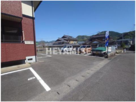 ハイカムール瑞保の駐車場