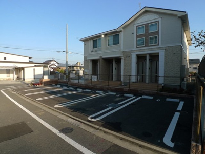 【駐車場】 | メゾンカメリアⅡ | 駐車場があるので、車を買う予定の方も安心です