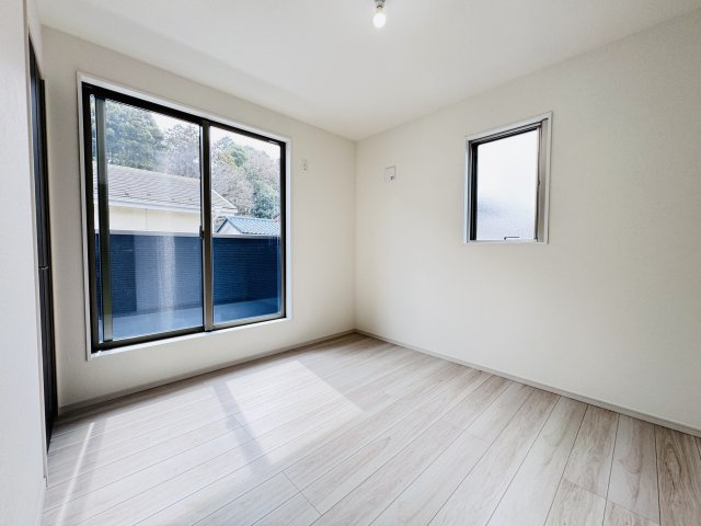 流山市富士見台１丁目新築戸建（富士見台１期）の子供部屋|5.2帖洋室・南側バルコニー前の明るいお部屋です♪