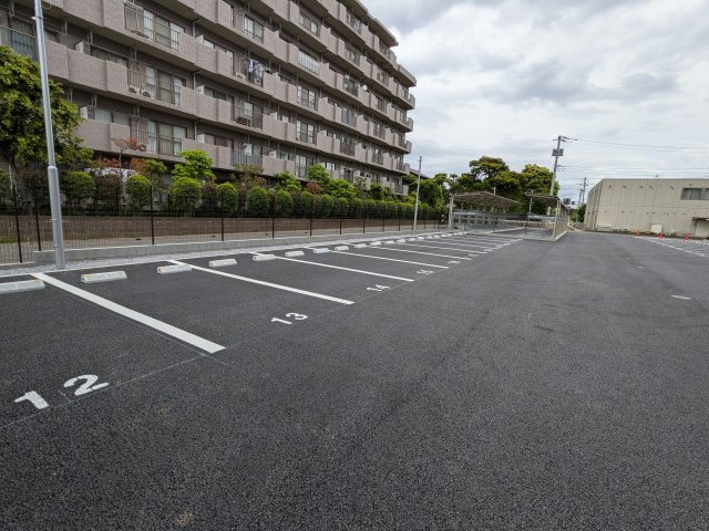 ケイディーエックスレジデンス原木中山の駐車場
