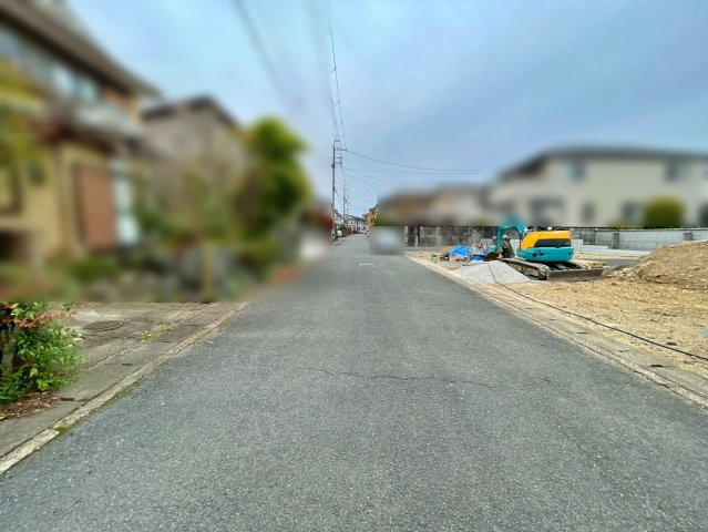 新築戸建　ブルーミングガーデン古世町3丁目の前面道路含む現地写真