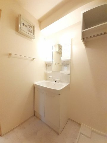 ハルタの洗面所|明るい洗面所です