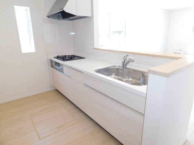稲沢市増田南町の新築一戸建のキッチン|◇キッチン◇　　人気の対面式・人造大理石トップシステムキッチン・浄水器一体型水栓・静音仕様シンク・前面コンセント完備・床下収納庫など