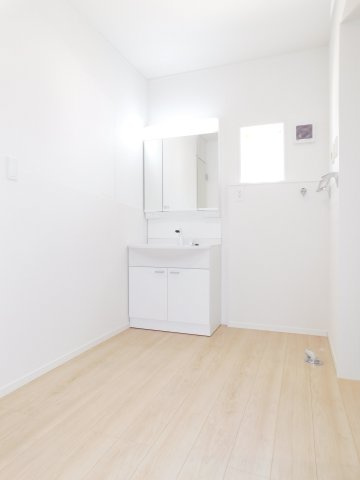 稲沢市増田南町の新築一戸建の居間・リビング|◇洗面室◇　　広い洗面室！　三面鏡シャワードレッサー　くもり止め仕様