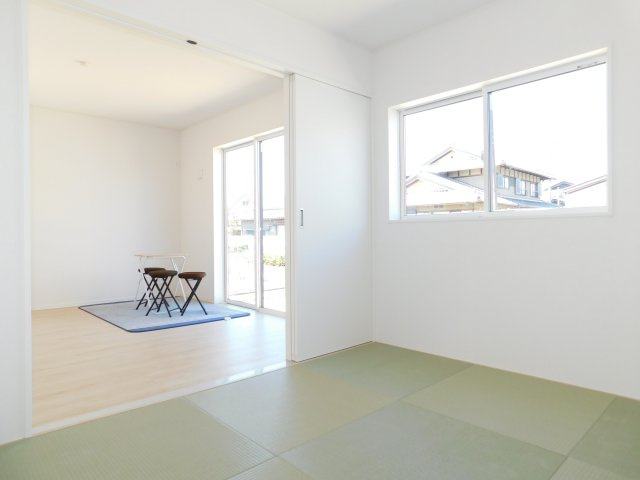 稲沢市増田南町の新築一戸建の和室|◇洋風和室◇　　明るい洋風和室５．２帖　全居室収納完備！　お子様の遊ぶ場やお昼寝スペースなどに利用できます♪
