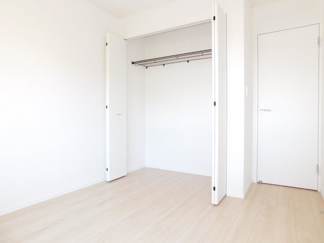 稲沢市増田南町の新築一戸建の洋室|◇洋室◇　　明るい洋室５．２帖　全居室収納完備！