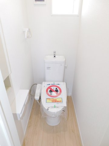 稲沢市増田南町の新築一戸建のトイレ|◇トイレ◇　　ウォシュレット　節水タイプ　収納完備　