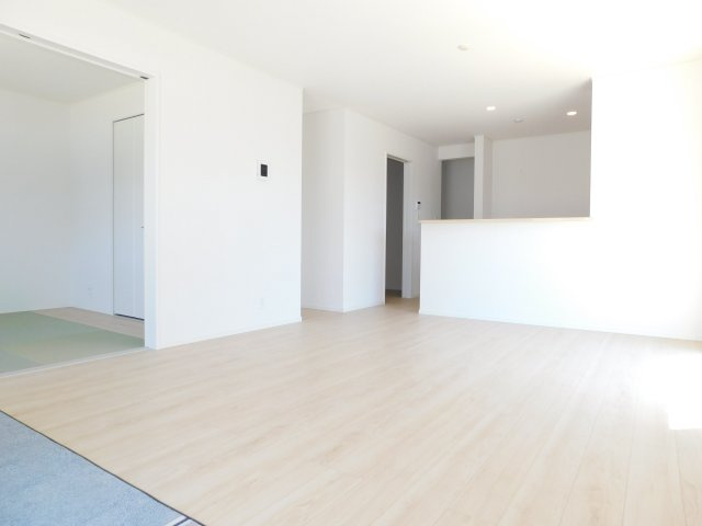 稲沢市増田南町の新築一戸建の居間・リビング|◇リビング◇　　南面で明るいリビング１７．５帖　リビングと洗面室から出入りできる納戸付き♪