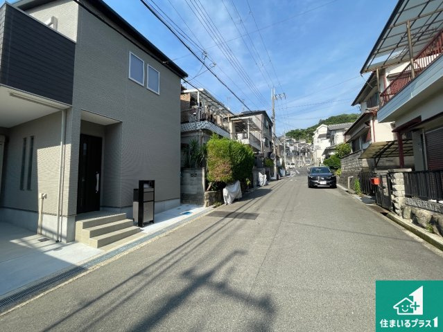 5(土)6(日)現地説明会！◆柏原市田辺　限定1邸の前面道路含む現地写真|周辺は閑静な住宅街！前面道路広々で車の出し入れも便利です。駐車が苦手な方でも安心して車庫入れできます！