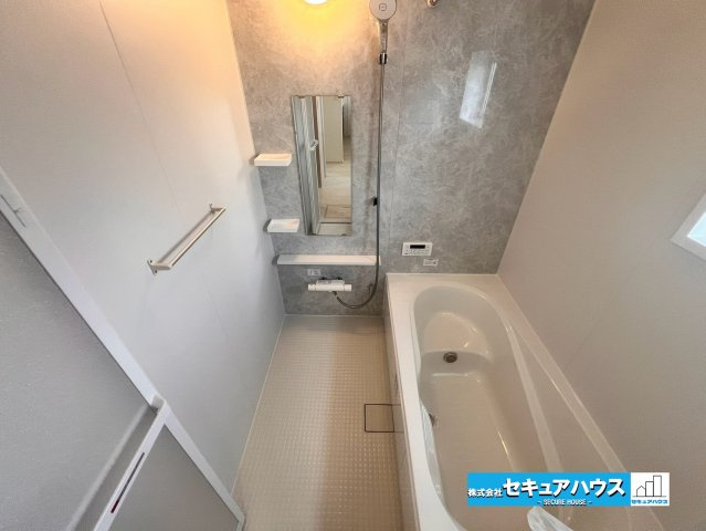 【完成】名古屋市南区砂口町　全7棟のその他|【浴室】
◆アクセントパネルで落ち着きのある雰囲気を演出します。毎日の疲れを癒やすバスタイムをお楽しみ下さい！
◆窓付きで、カビの繁殖を抑える効果があります。