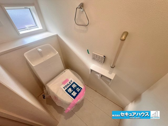 【完成】名古屋市南区砂口町　全7棟のトイレ|【高機能トイレ】
◆高機能トイレの多くは便器のフタの開閉が自動であり、使用後に手動で水を流す面倒もなく非常に便利です。スタイリッシュな見た目で、お掃除しやすく、節水効果が高いです。
