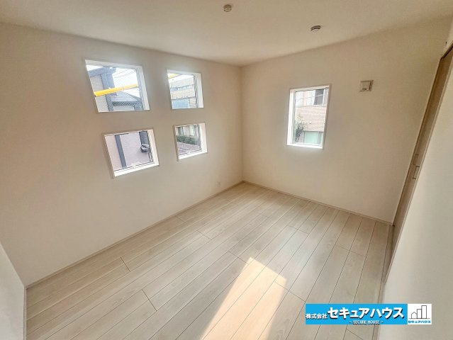 【完成】名古屋市南区砂口町　全7棟の洋室|【洋室】
◆広々とした居住空間は日々の暮らしを彩り、心のやすらぎと満足感を与えてくれます。通風と採光を考慮した設計は子供たちはのびのび育ち、家族でくつろぎと団らんを生み出します。