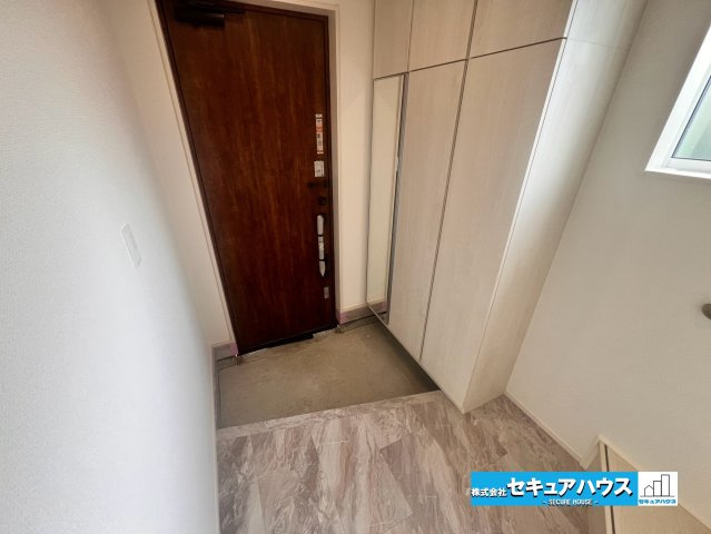 【完成】名古屋市南区砂口町　全7棟の玄関|【玄関】
◆お家に出会う人々を迎える玄関だからこそ、広々清潔感あふれる空間にしたいものです。採光・通風にも配慮された設計で毎日明るい空間をキープします♪