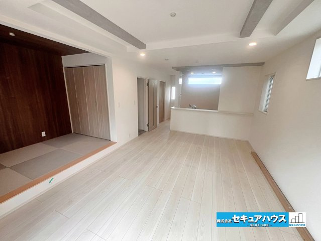 【完成】名古屋市南区砂口町　全7棟の居間・リビング|【LDK】
◆通学から帰宅し、リビングルームで会話を楽しむ子ども達。リビングから臨む景色は太陽色に染まり、解放感溢れゆったりとしたひと時を過ごすことが出来る素敵な空間です。