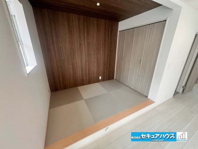 【完成】名古屋市南区砂口町　全7棟の居間・リビング|【LDK隣接和室】
◆日当たりが良く温かい広々リビングは家族の団らんスペースになります。