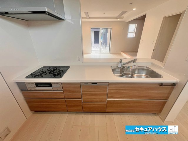 【完成】名古屋市南区砂口町　全7棟のキッチン|【キッチン】
◆同時にたくさんの料理が調理できる。「焼く・蒸す・煮る」の工程を同時進行で進めることができるので、料理を素早く作ることができます。育児でバタバタ忙しいママに嬉しい♪