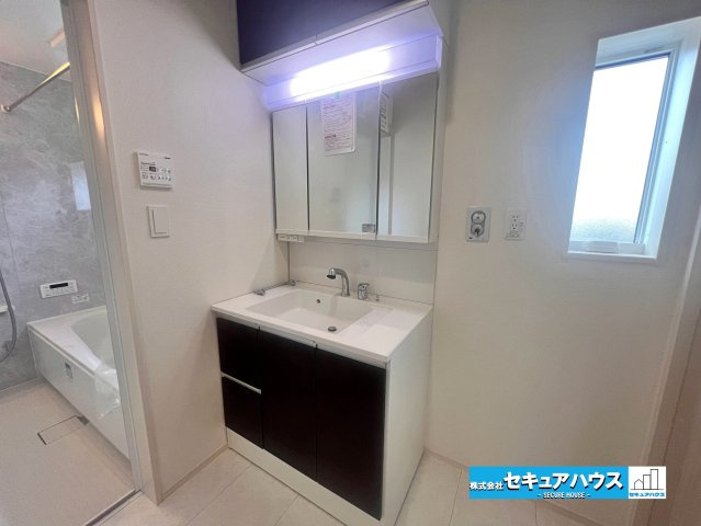 【完成】名古屋市南区砂口町　全7棟の独立洗面台|【洗面台】
◆鏡の裏にはたっぷりと収納スペースを標準装備！
◆電源を付属しているのでドライヤーなど利用できます。