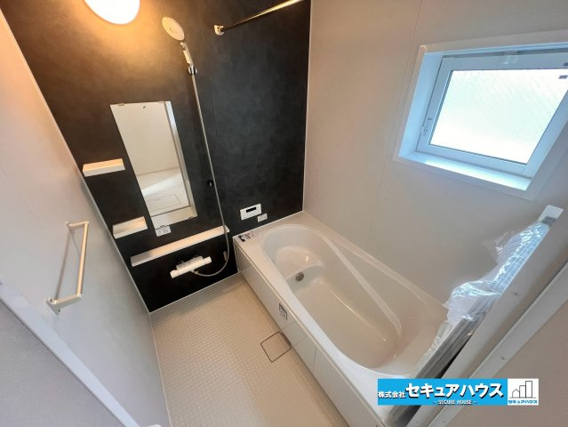 【完成】名古屋市南区砂口町　全7棟の浴室|【浴室】
◆アクセントパネルで落ち着きのある雰囲気を演出します。毎日の疲れを癒やすバスタイムをお楽しみ下さい！
◆窓付きで、カビの繁殖を抑える効果があります。