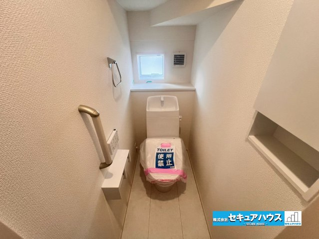 【完成】名古屋市南区砂口町　全7棟のトイレ|【高機能トイレ】
◆高機能トイレの多くは便器のフタの開閉が自動であり、使用後に手動で水を流す面倒もなく非常に便利です。スタイリッシュな見た目で、お掃除しやすく、節水効果が高いです。
