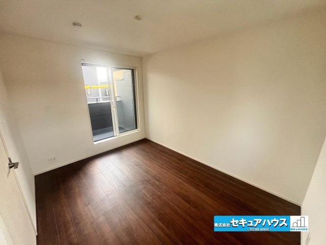 【完成】名古屋市南区砂口町　全7棟の洋室|【洋室】
◆広々とした居住空間は日々の暮らしを彩り、心のやすらぎと満足感を与えてくれます。通風と採光を考慮した設計は子供たちはのびのび育ち、家族でくつろぎと団らんを生み出します。