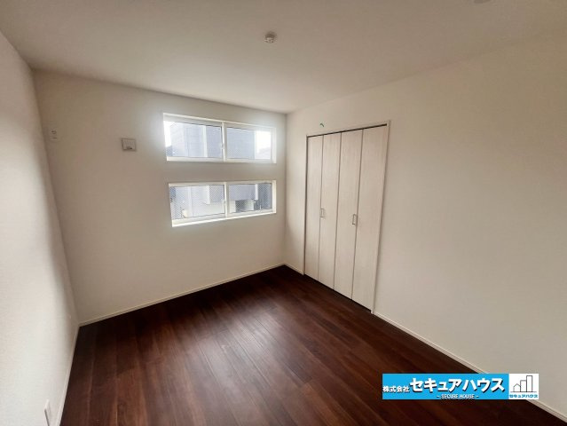 【完成】名古屋市南区砂口町　全7棟の洋室|【洋室】
◆家族一人ひとりの大切なプライベート空間。趣味に合わせて使って頂けるようシンプルに仕上げてあります。暮らし心地を大きく左右する収納を、適材適所に配置し使い勝手を考慮しました。　