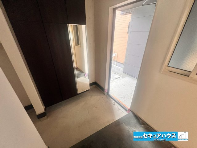 【完成】名古屋市南区砂口町　全7棟のその他|【玄関】
◆お家に出会う人々を迎える玄関だからこそ、広々清潔感あふれる空間にしたいものです。採光・通風にも配慮された設計で毎日明るい空間をキープします♪