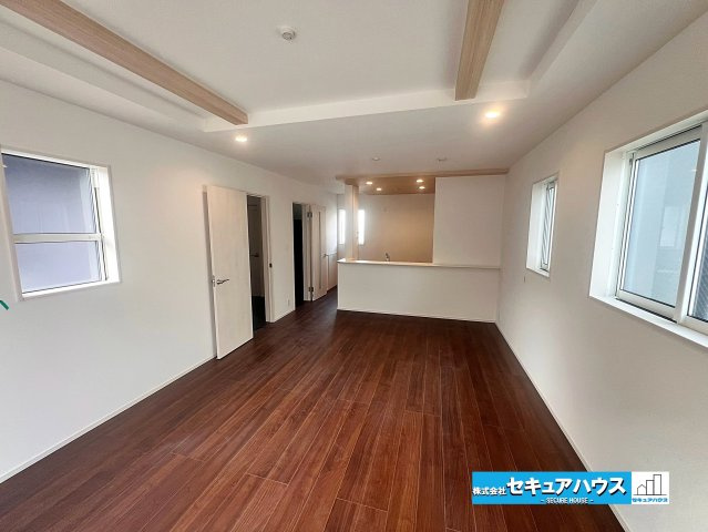 【完成】名古屋市南区砂口町　全7棟の居間・リビング|【LDK】
◆通学から帰宅し、リビングルームで会話を楽しむ子ども達。リビングから臨む景色は太陽色に染まり、解放感溢れゆったりとしたひと時を過ごすことが出来る素敵な空間です。