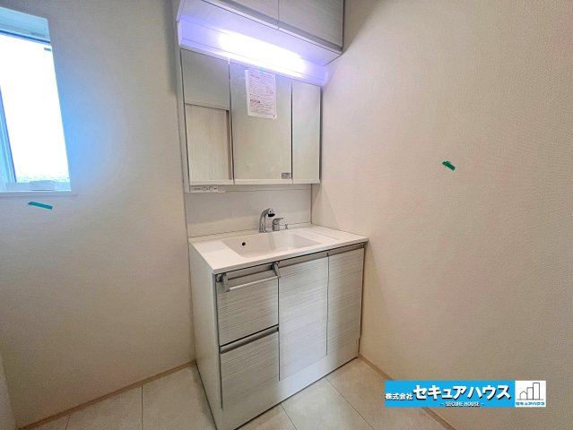 【完成】名古屋市南区砂口町　全7棟の独立洗面台|【洗面台】
◆鏡の裏にはたっぷりと収納スペースを標準装備！
◆電源を付属しているのでドライヤーなど利用できます。