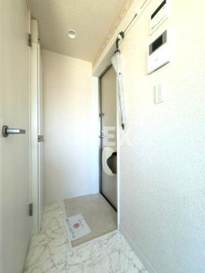 横浜市中区簑沢のアパートの玄関