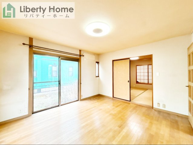  小美玉市西郷地　中古戸建の居間・リビング