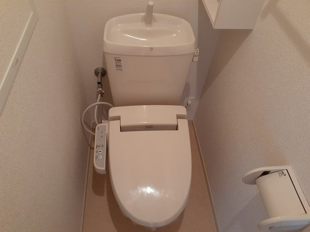 カ－サ・ポポラ－レのトイレ|ゆったりとした空間のトイレです