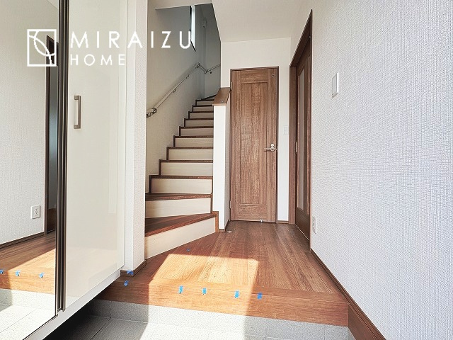 【玄関】 | 永く住むからこそシンプルで飽きのこないデザインに。ただいま、おかえりの温かな声が聞こえる玄関。