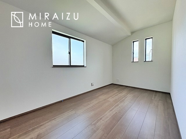 【洋室】 | 暮らしやすさを考えたプランで快適な現地ロケーションを実現。安らぎに満たされる、ゆとりのある日々を過ごせます♪