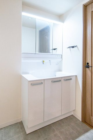 藤和シティコープ中野沼袋の独立洗面台|藤和シティコープ中野沼袋：三面鏡が付いた収納力もある洗面化粧台です！